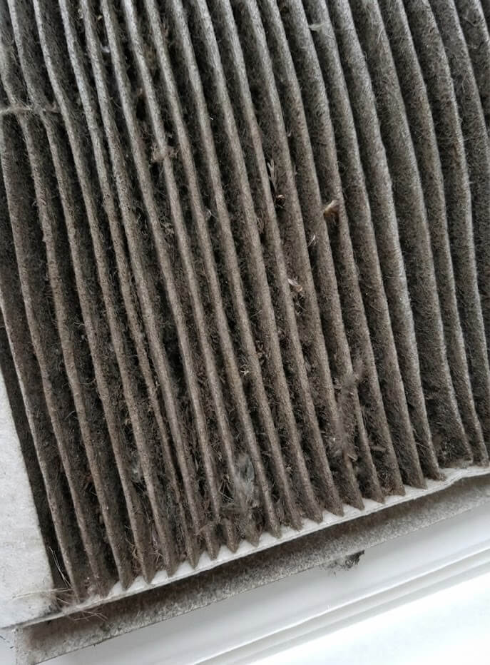 Zanieczyszczony układ optyczny projektora przed czyszczeniem